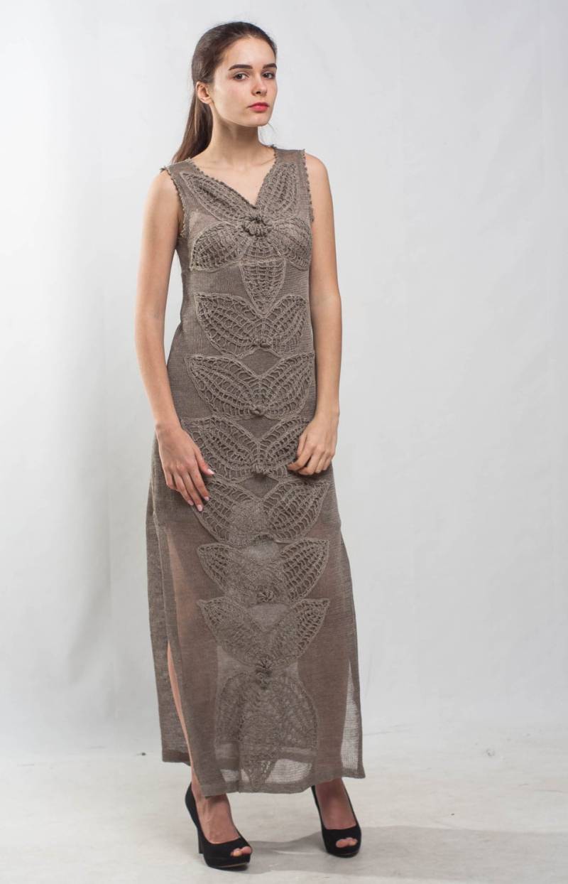 Graue Maxi-Sommerkleid Stricken Maxi Kleid V Ausschnitt Leinen Häkeln Floralen Abendkleid Strand Stock von CrochetDressTalita