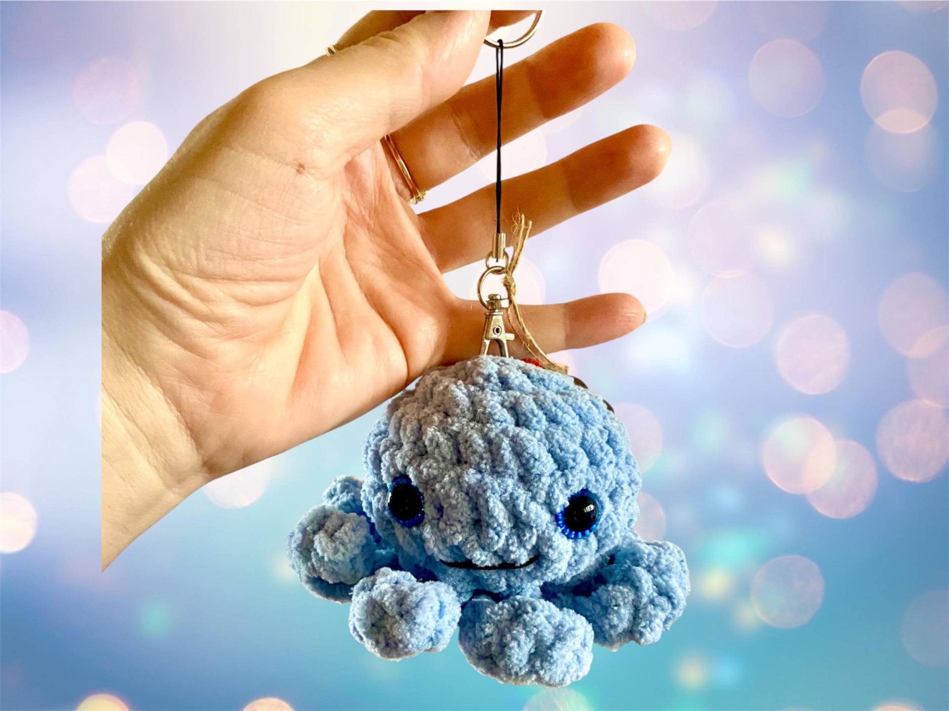 Oktopus Schlüsselanhänger - Handgemachtes Amigurumi Spielzeug Taschenanhänger Weicher Blauer Kawaii Geschenk Für Kinder & Erwachsene Oktopus Schlüsselanhänger - Handgemachtes Amigurumi Spielzeug Taschenanhänger Weicher Blauer Kawaii Geschenk Für Kinder & Erwachsene von CrochetKnitCraft