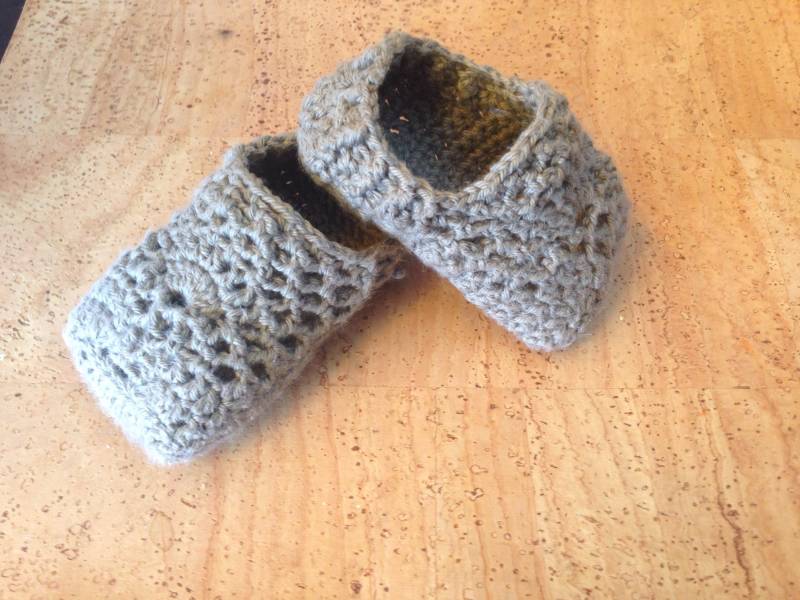 Beige Babyschuhe Mocassin Für Baby-Dusche-Geschenk Gehäkelt Von Garn Spitze Baby Hausschuhe Braun Häkeln Foto Prop von CrochetNadynDreams