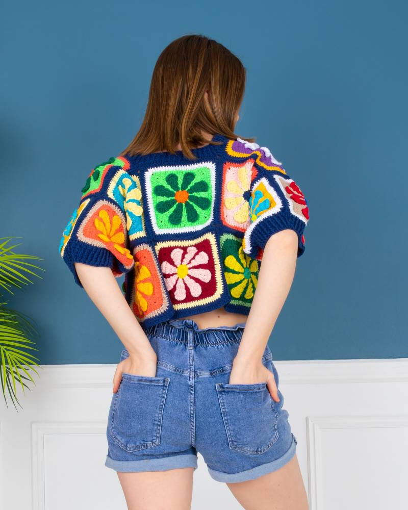 T Blumen Häkeln Crop Top, Daisy Oma Quadrat Handgefertigte Bluse, Handgestricktes Vintage Top von CrochetNurs