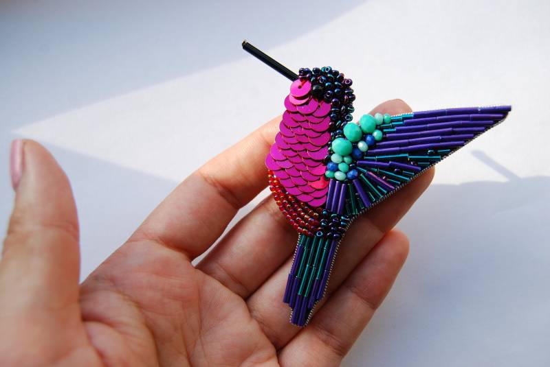 Kolibri Brosche Perlen Pailletten Stickerei, Kristall Strass Schmuck von CrochetOKStudio