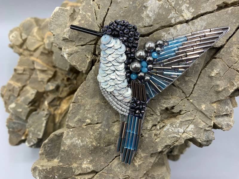 Kolibri Perlen Brosche Pailletten Embroidery Vogel Anstecknadel von CrochetOKStudio