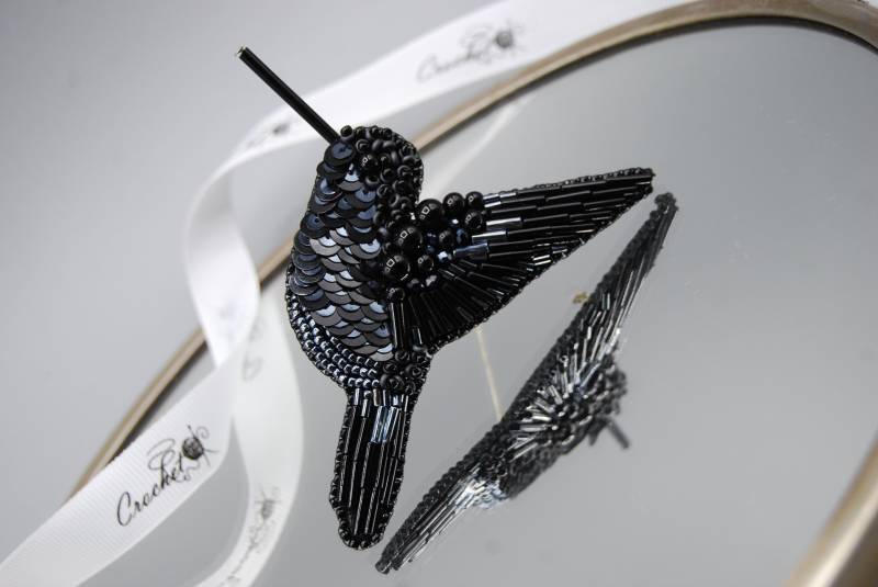 Kolibri Schwarze Vogel Brosche, Strass Perlen Pin, Gothic Halloween Schmuck, Glas Kristall Anstecker von CrochetOKStudio