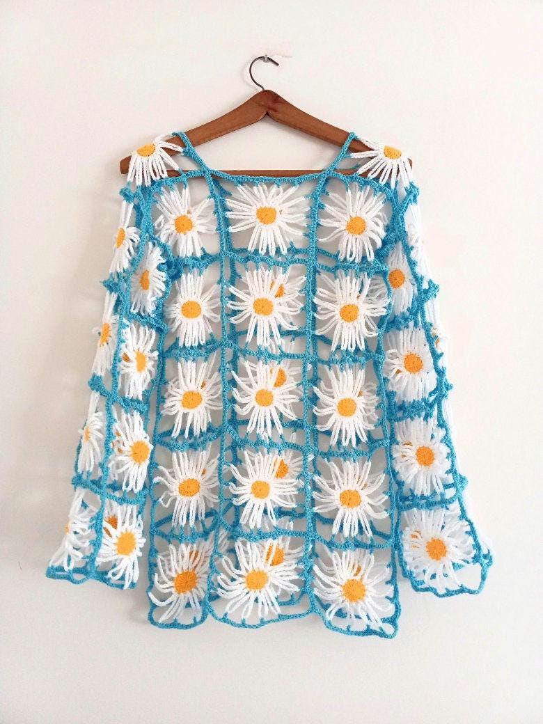 Daisy Häkel-Netzpullover - Handgemachtes Oma Quadrat Blumen Top Boho Sommerpullover Y2K Hippie Strickmode Daisy Häkel-Netzpullover - Handgemachtes Oma Quadrat Blumen Top Boho Sommerpullover Y2K Hippie Strickmode von CrochetSevdamm