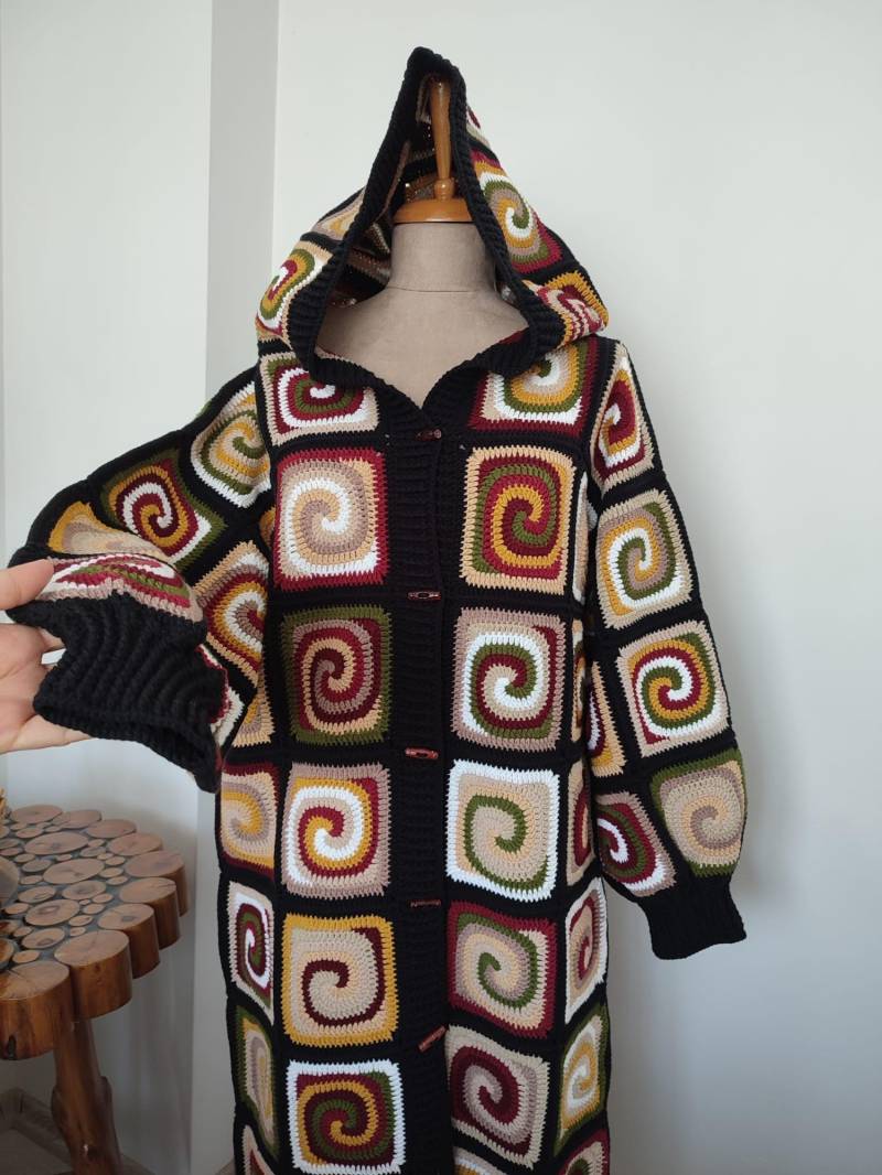 Handgefertigte Spiral Häkeln Kapuzen-strickjacke Boho Oma Quadrat Patchwork Jacke Handgefertigte Spiral Häkeln Kapuzen-strickjacke Boho Oma Quadrat Patchwork Jacke von CrochetSevdamm