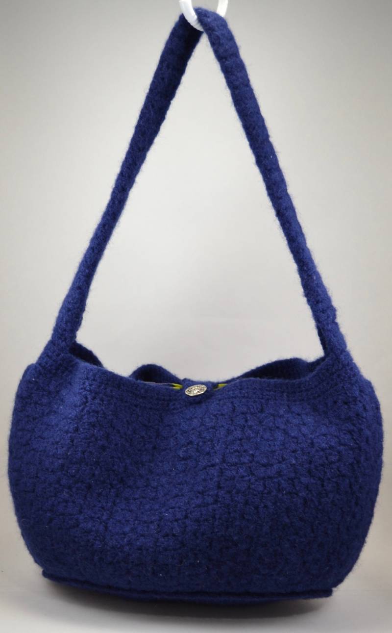 Dunkelblaue Ovale Geldbörse Mit Silbernem Knopfverschluss von CrochetandMorebyDKK