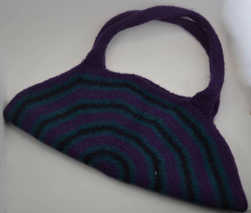Gehäkelte Gefilzte Gestreifte Wolltasche - Halbmond Design von CrochetandMorebyDKK