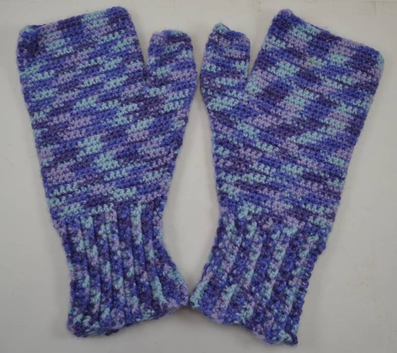 Gehäkelte Armstulpen Aus Blau Lila Garn von CrochetandMorebyDKK