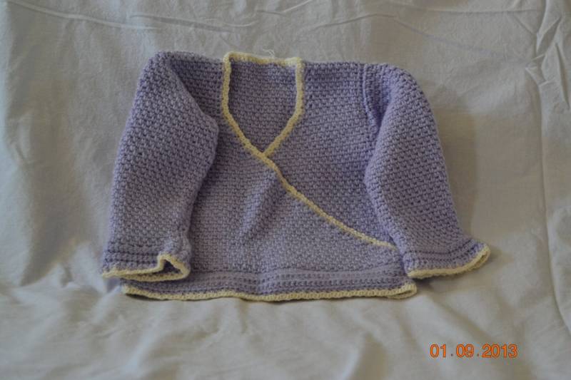 Gehäkelter Lila Crossover Pullover Mit Weißer Borte Größe 12 Monate von CrochetandMorebyDKK