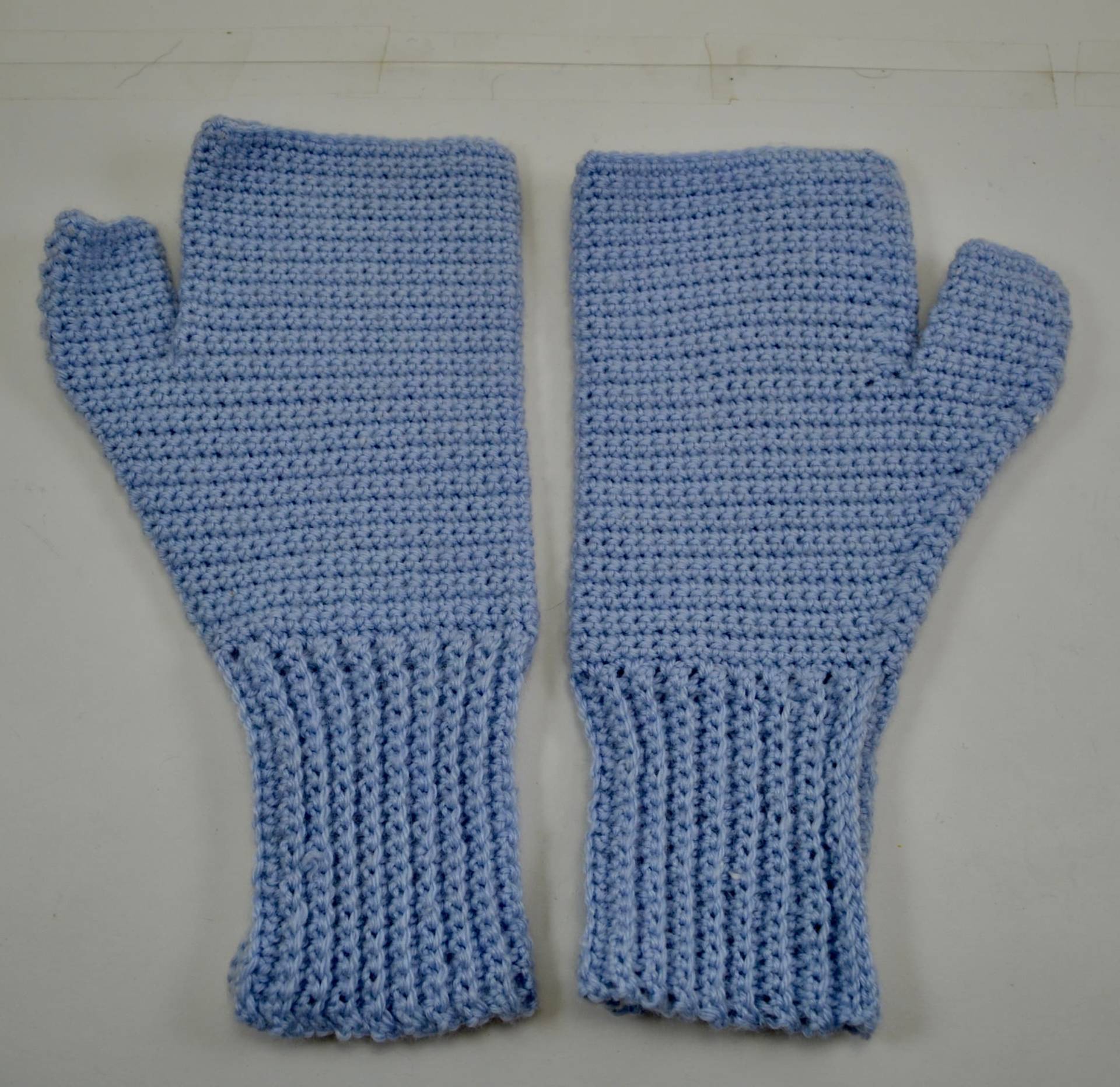 Hellblau Gehäkelte Fingerlose "Texting" Handschuhe Mit Gerippter Manschette von CrochetandMorebyDKK
