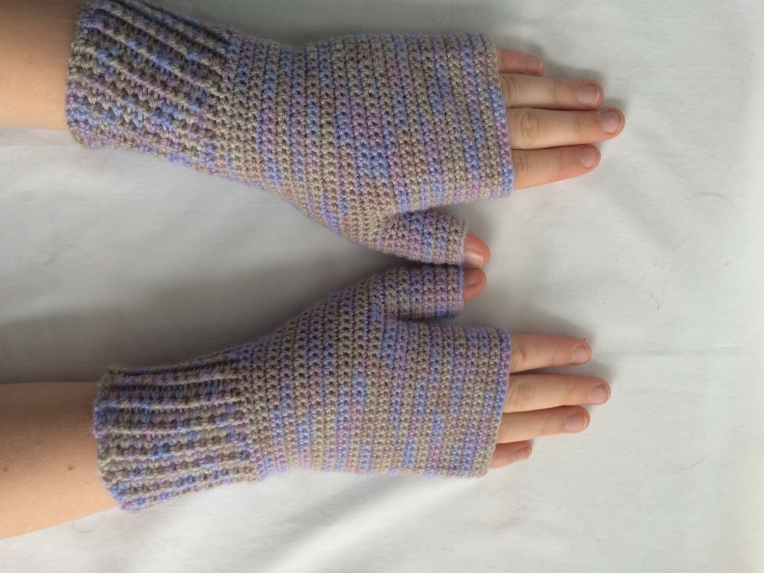 Hellgraue, Hellblaue Und Flieder Gestrickte Fingerlose "Texting" Handschuhe von CrochetandMorebyDKK
