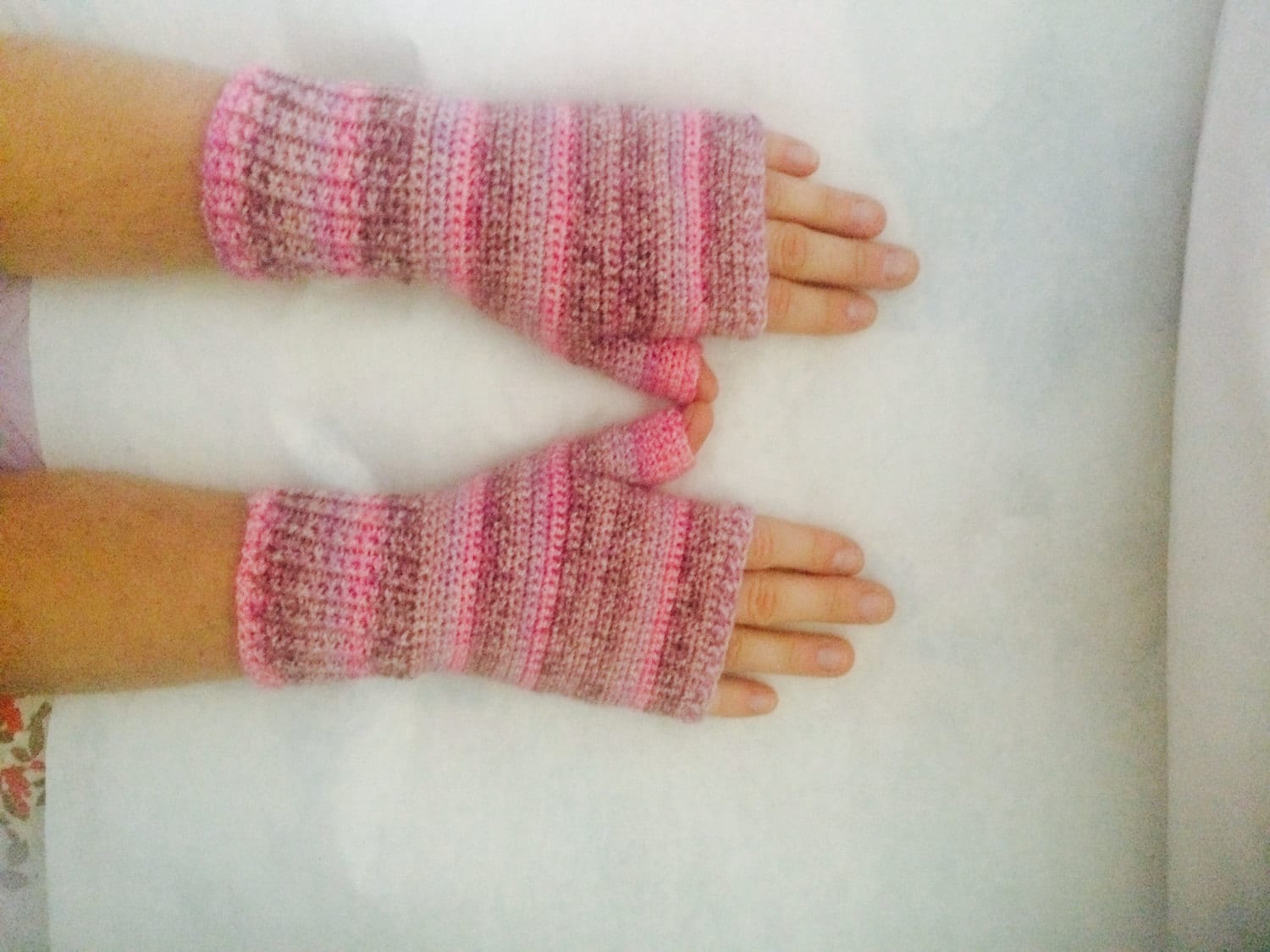 Hübsche in Pink Gehäkelte Fingerlose Texting Handschuhe von CrochetandMorebyDKK