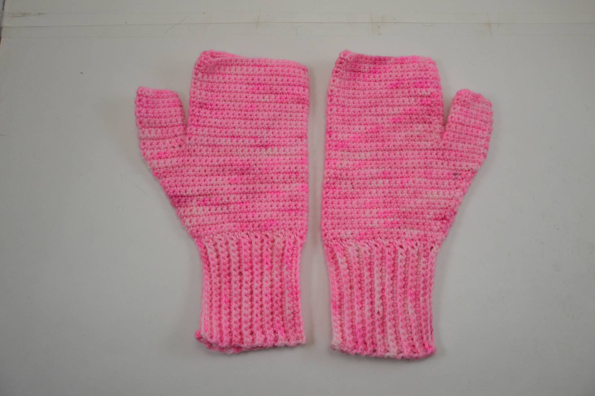 Pinke Fingerlose "Texting" Handschuhe Mit Gerippter Manschette von CrochetandMorebyDKK