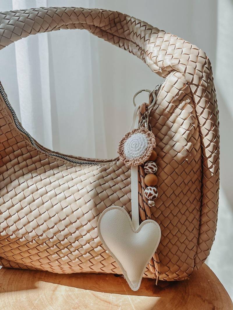 Bag Charm ‚Blümchen Beige' Handgemachter Taschenanhänger - Gehäkelte Blume, Perlen, Nylonband, Einzigartiges Accessoire Und Geschenkidee Bag Charm ‚Blümchen Beige' Handgemachter Taschenanhänger - Gehäkelte Blume, Perlen, Nylonband, Einzigartiges Accessoire Und Geschenkidee von CrochetartbySL