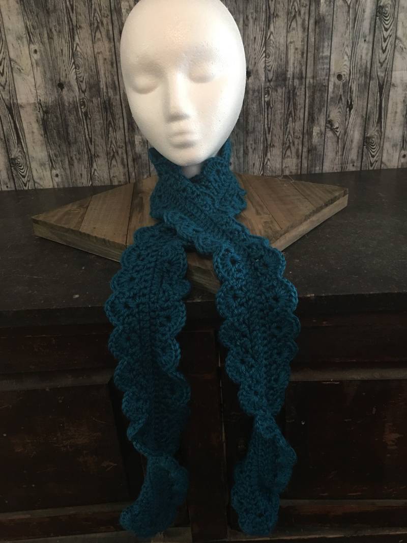 Ausgebogter Gehäkelter Petroler Schal von CrochetbanditGifts