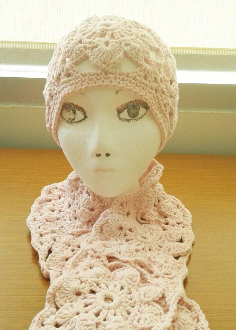 Gehäkelte Open Work Mütze Und Schal Im Set von CrochetbyEssie