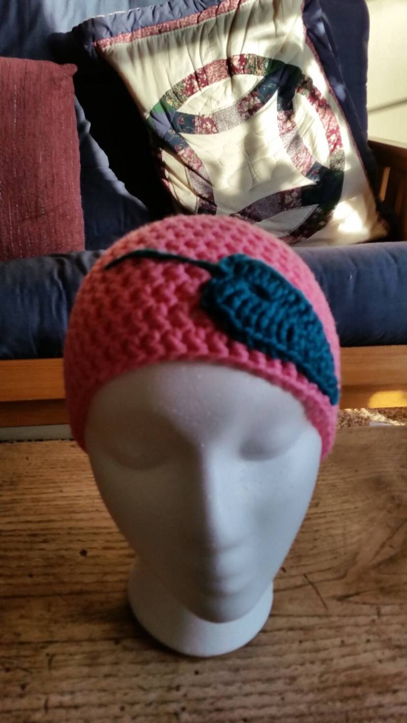 Gehäkelte Kleinkind Mütze, Geschenk Für Sie, Rosa Hut Mit Kontrastierendem Grünen Blatt, Geschenkidee Kleinkind, House Warming Versandfertig von CrochetbyKathie