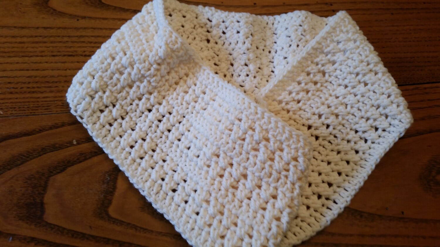 Gehäkelter Weißer Infinity Schal, Umfang Handgemachter Weiß Geschenkideen, Weihnachtsgeschenke. Versandfertig Gehäkelter Weißer Infinity Schal, Umfang Handgemachter Weiß Geschenkideen, Weihnachtsgeschenke. Versandfertig von CrochetbyKathie