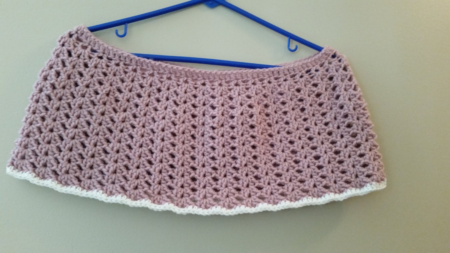 Häkeln Rose Und Weiß Trim Farbe, Neckwarmer, Schulter Wärmer, Geschenke Für Sie, Urlaub Geschenk-Ideen, Winter Tragen. Versandfertig Häkeln Rose Und Weiß Trim Farbe, Neckwarmer, Schulter Wärmer, Geschenke Für Sie, Urlaub Geschenk-Ideen, Winter Tragen. Versandfertig von CrochetbyKathie