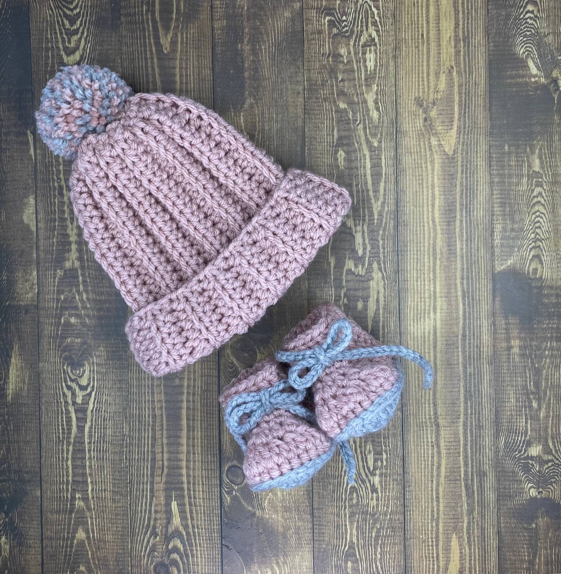 Baby Beanie Und Mütze Set, Mädchen Booties, Baby Beanie, Baby Shower Geschenk, Kindermütze, Baby Socken, Mädchen Jungen Mütze, Bommelmütze von CrochetbychristyShop