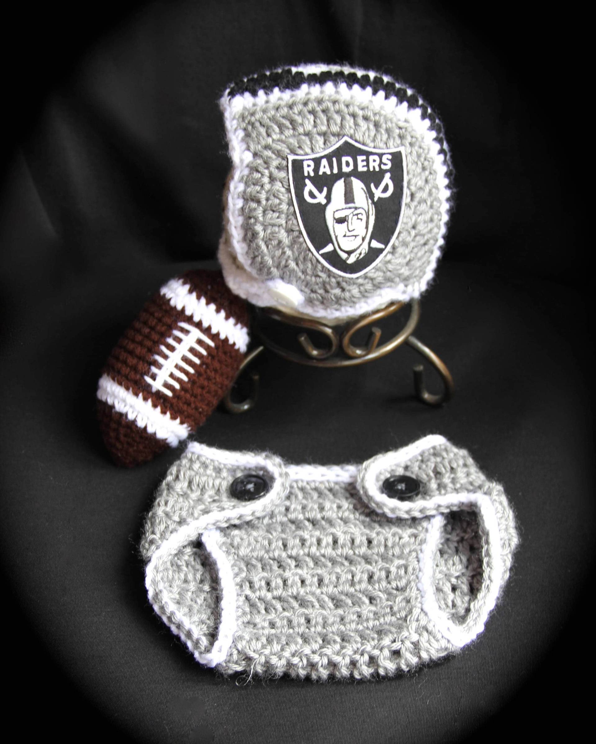 Crochet Oakland Raiders Baby Helm, Fotorequisite, Neugeborene, Fußballmannschaft, Hut, Babyparty, Geschenk, Babyfotografie von CrochetedByAna