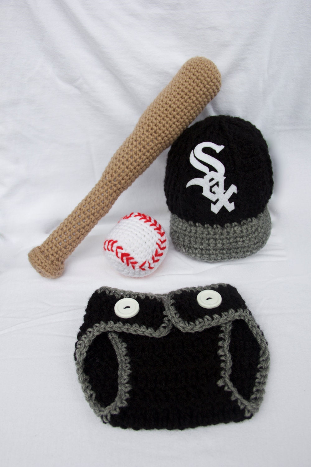 Gehäkelte Chicago White Sox Baby Fotorequisite, Baseballmütze, Windelabdeckung, Fledermaus Und Rassel, Outfit von CrochetedByAna