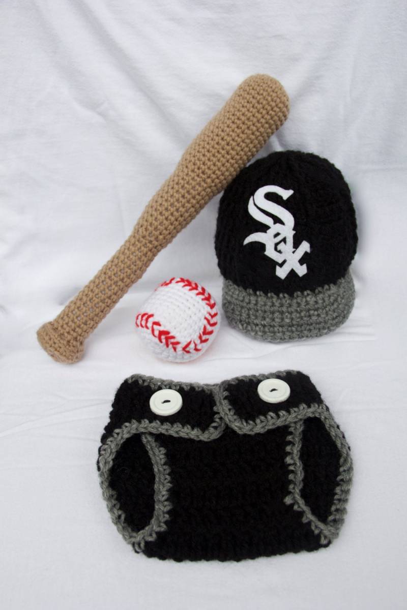 Gehäkelte Chicago White Sox Baby Fotorequisite, Baseballmütze, Windelabdeckung, Fledermaus Und Rassel, Outfit von CrochetedByAna