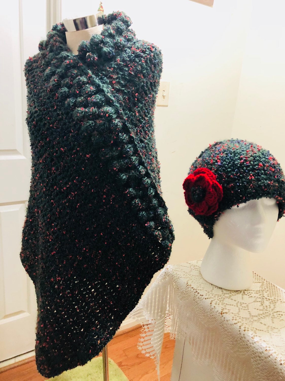 Bommel Caplet/Hut Set | Hergestellt Mit Designergarn Von Isaac Mizrahi Bommel Caplet/Hut Set | Hergestellt Mit Designergarn Von Isaac Mizrahi von CrochetedPassions737
