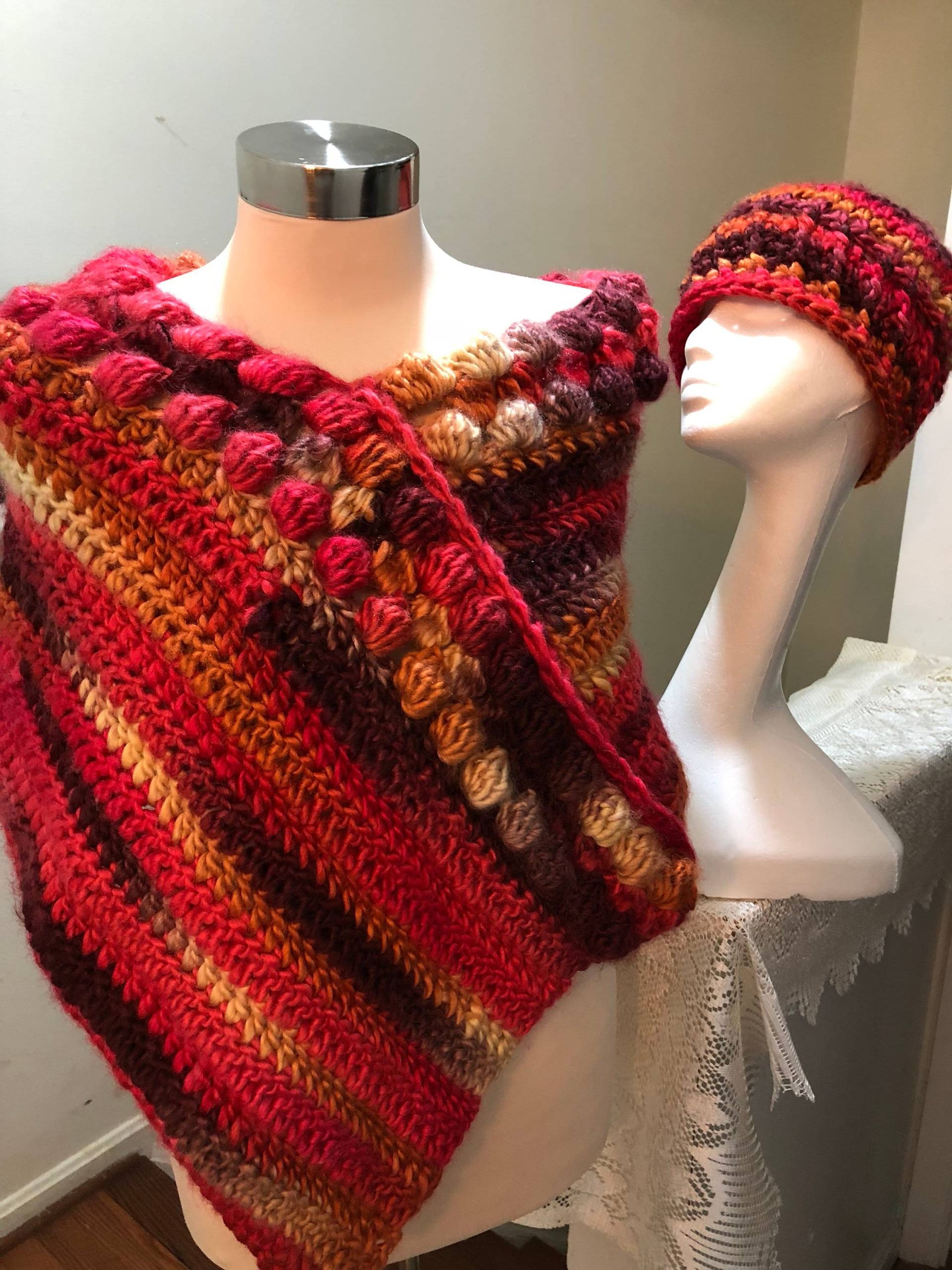Bommel Poncho Und Hut Set Bommel Poncho Und Hut Set von CrochetedPassions737