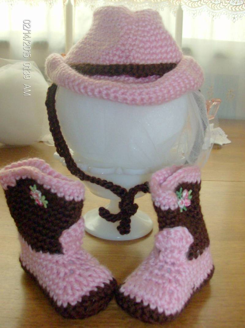 2 Stück Rosa Braun Cowboy Hut & Booties Set Mädchen Säugling Kleinkind Baby Shower Geschenk Kostüm von CrochetedinLove