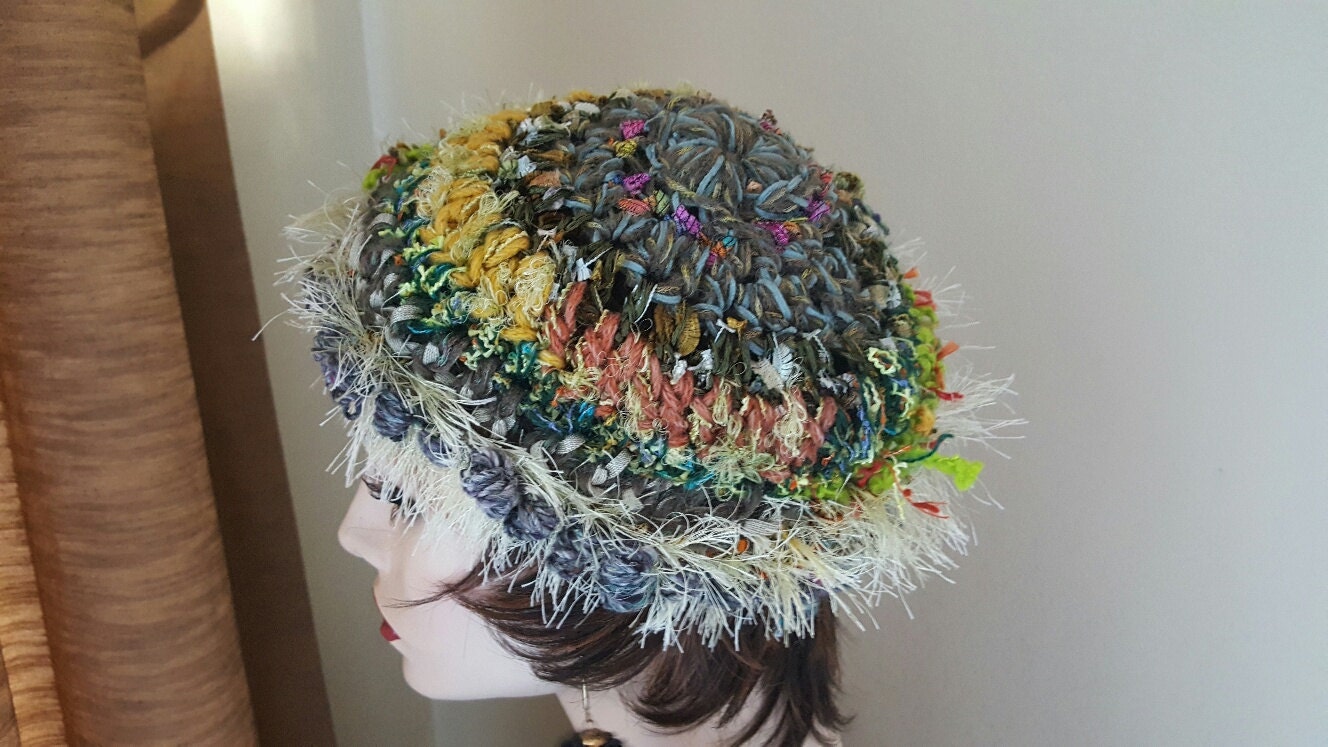 Pastell Fransen Tam-Hat Mit Doppelfunktion, Der Sie in Diesem Winter Die 1920Er Jahre Zurückversetzen Wird Pastell Fransen Tam-Hat Mit Doppelfunktion, Der Sie in Diesem Winter Die 1920Er Jahre Zurückversetzen Wird von CrochetingbyPJ