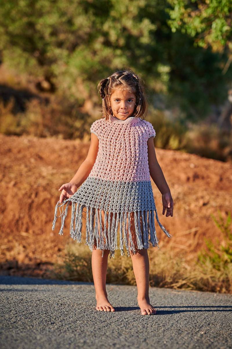 Rosa Und Graues Häkelkleid Mädchen, Handgemachtes Kleid Mädchen Mit Fransen, Quasten, Sommerkleid Kleines von CrochetmaniaES