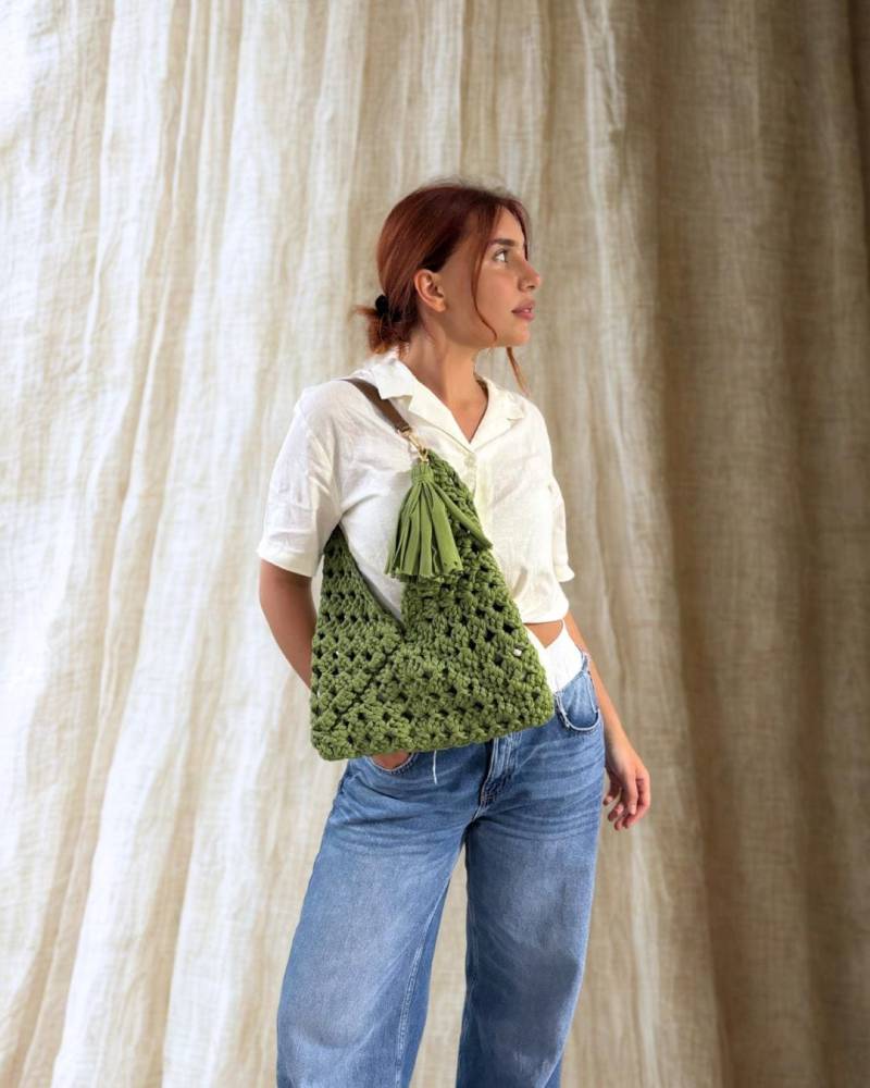 Gehäkelte Tasche Aus Textilgarn - Boho Häkeltasche Handmade Crochet Bag Sommer Schultertasche Upcycled Yarn Army Green von FiyaBags