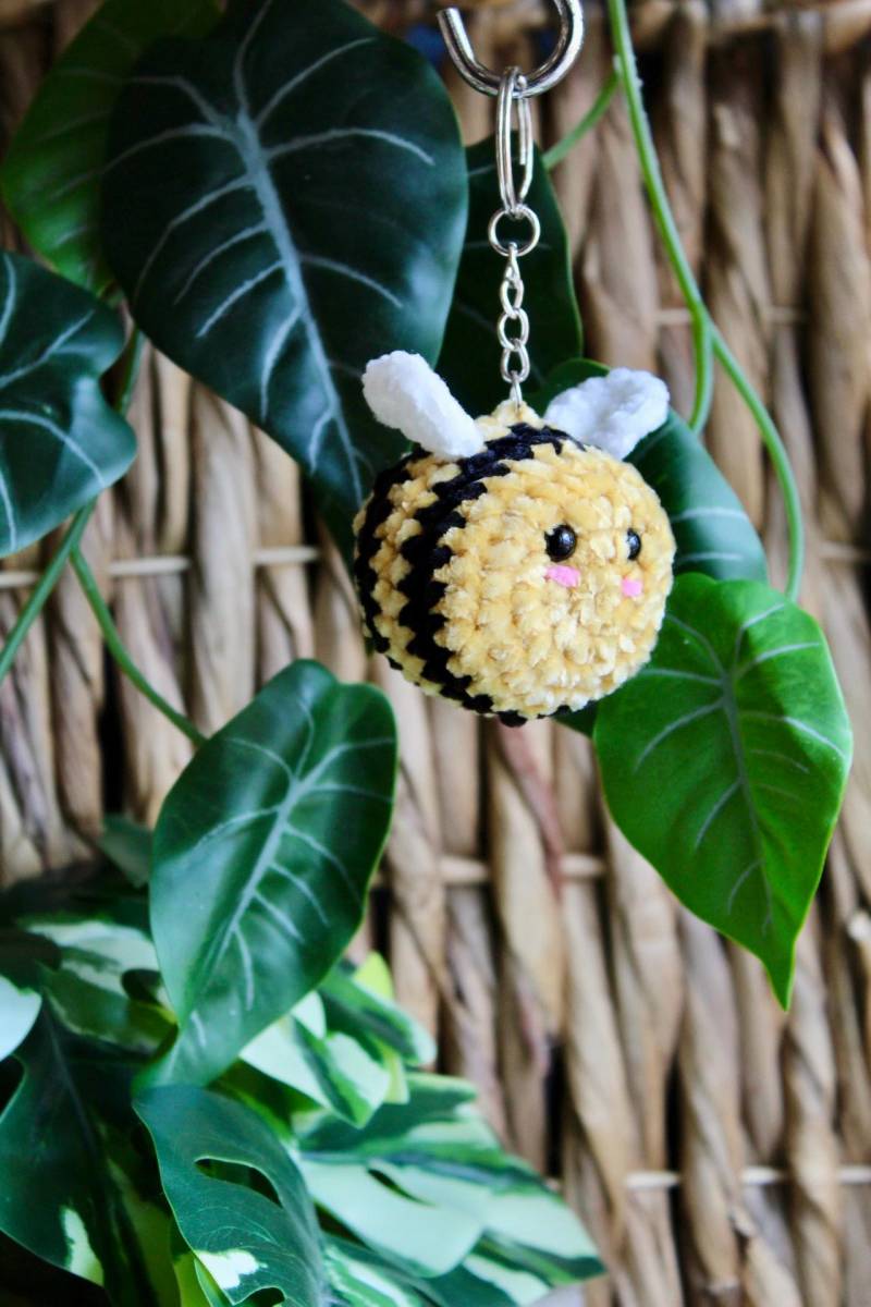 Schlüsselanhänger Biene Himbeere Erdbeere Sonnenblume Schlüsselanhänger Biene Himbeere Erdbeere Sonnenblume von Crochitude