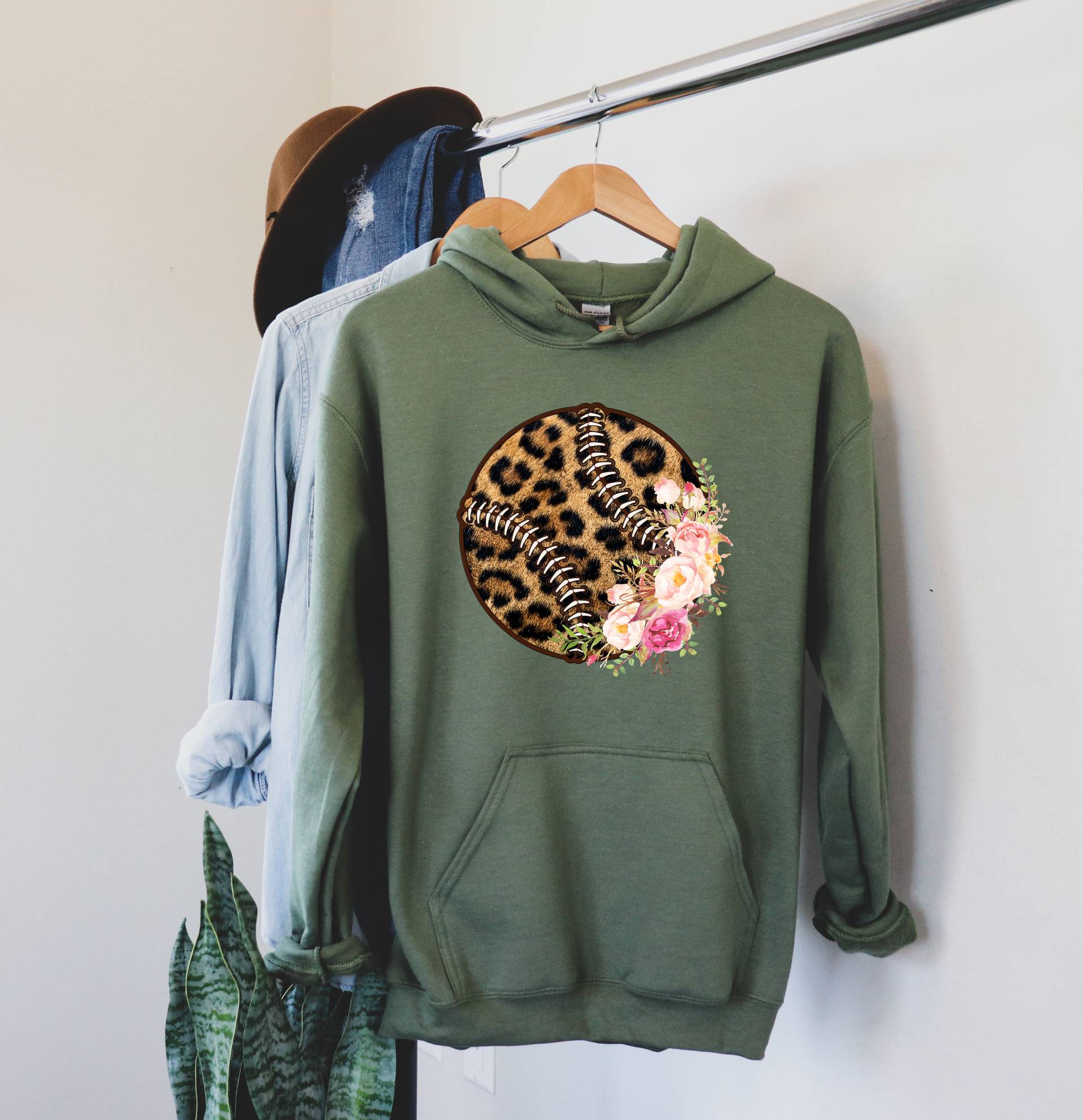 Baseball Hoodie - Floraler Leopard Print Sweatshirt Game Day Grafik Unisex Geburtstagsgeschenk Mama von CrocoRockoTees