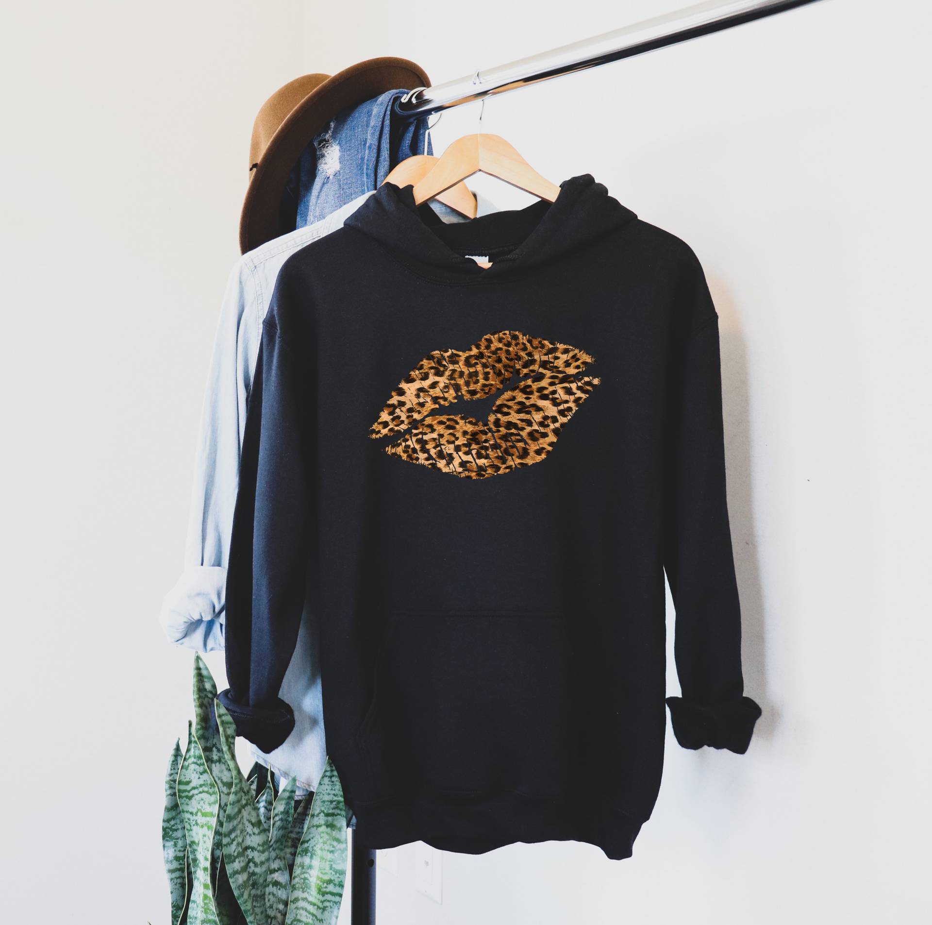 Leopard Print Hoodie - Mama Life Lustiges Kuss Lippen Sweatshirt Geschenk Für Geburtstagsgeschenk Lustiger Freches von CrocoRockoTees