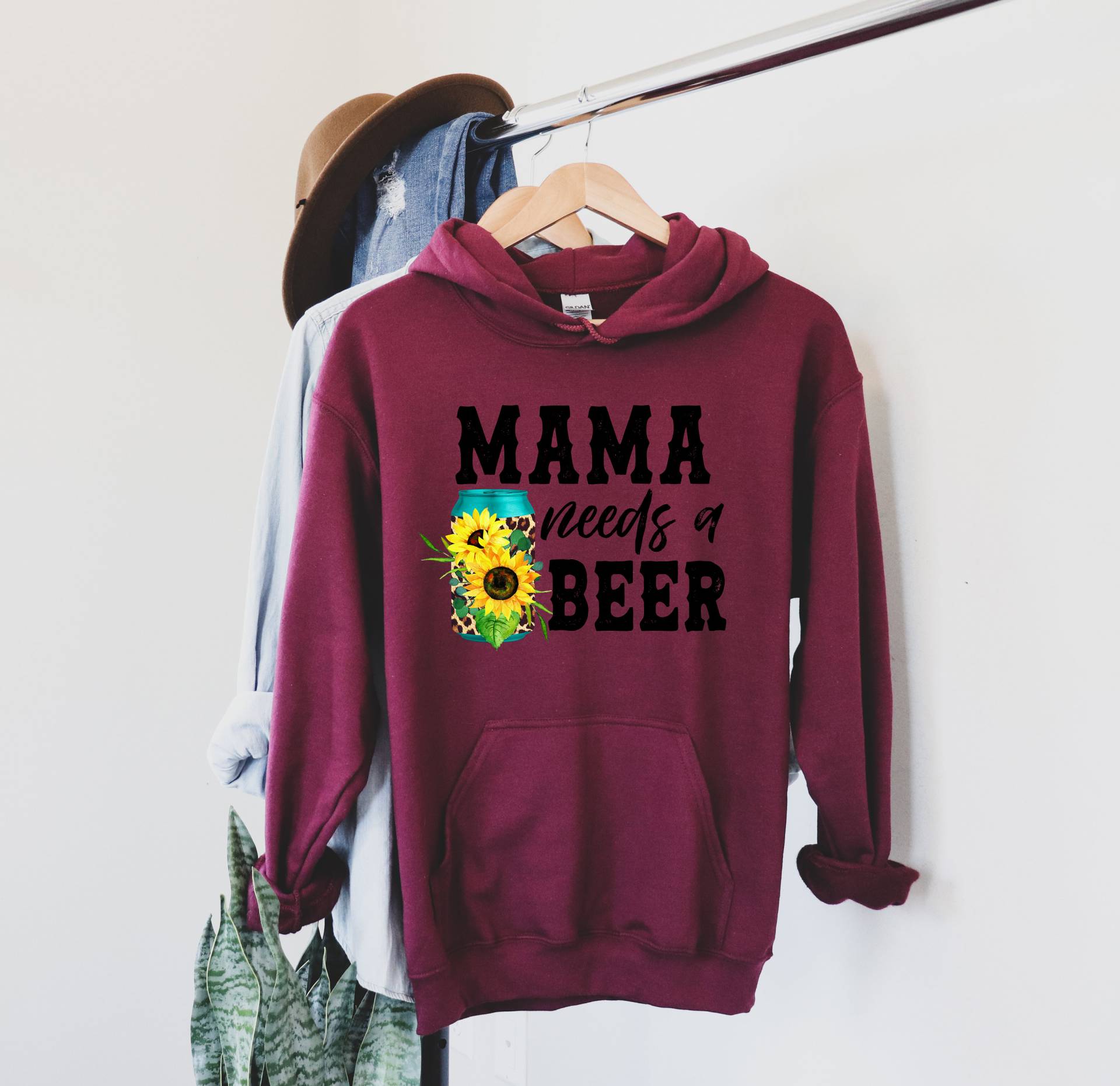 Mama Needs A Beer Hoodie - Life Lustiges Sweatshirt Geburtstagsgeschenk Geschenk Für Trinkshirt von CrocoRockoTees