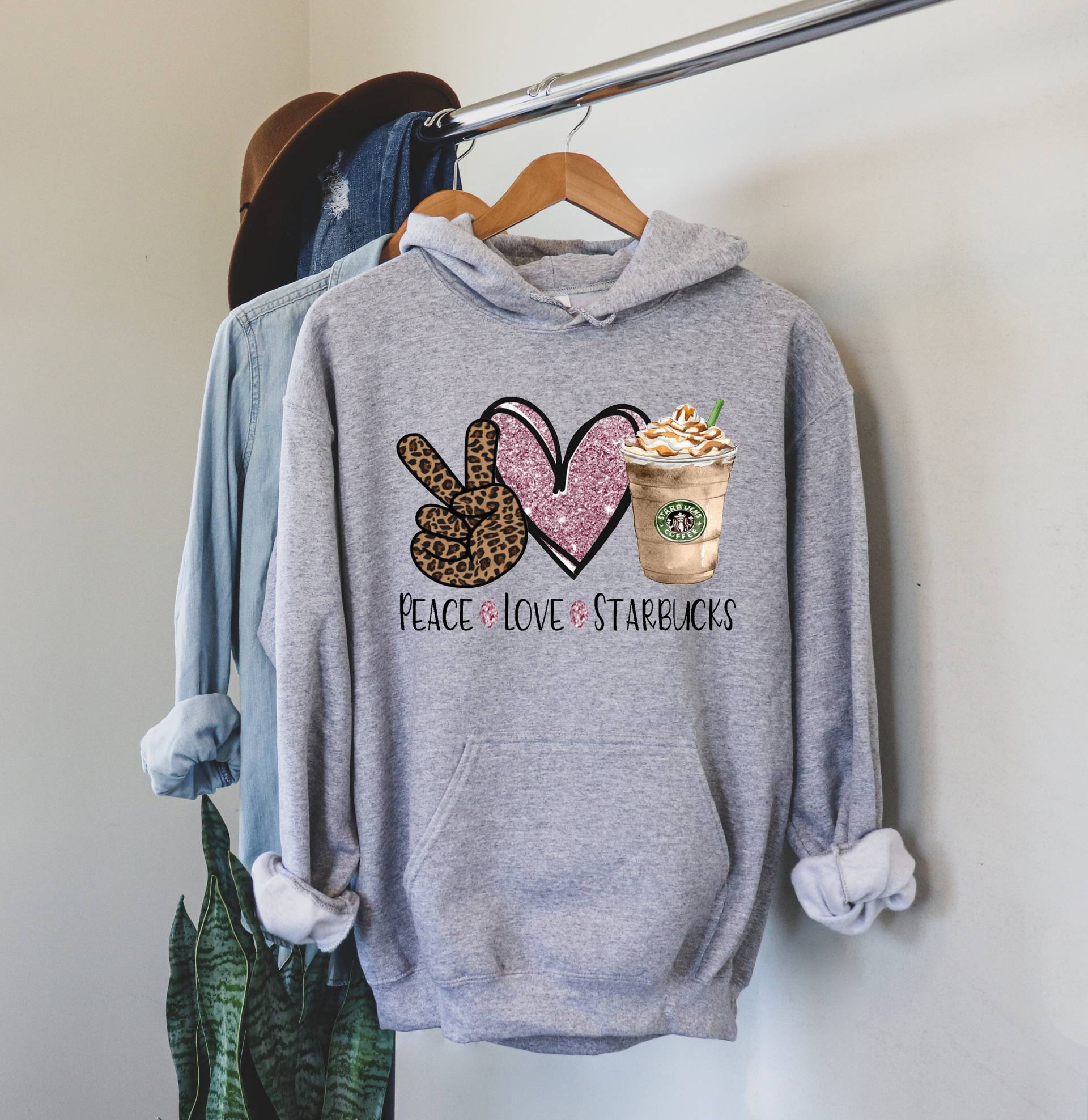 starbucks Hoodie - Peace Love Süßes Kaffee Sweatshirt Kaffeegeschenke Geschenk Für Freundin Mama von CrocoRockoTees