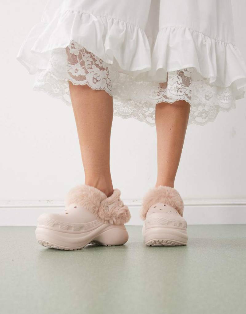 Crocs - Bae - Clogs in Quarz mit Fellfutter-Rosa von Crocs