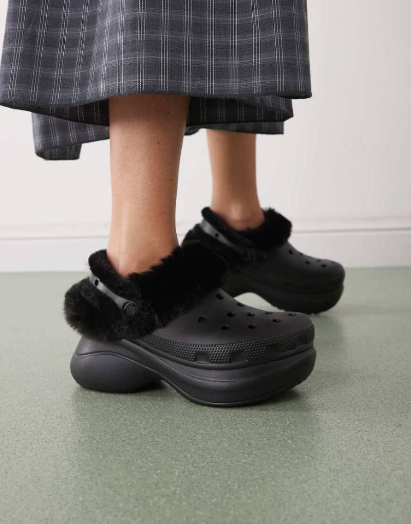 Crocs - Bae - Clogs in Schwarz mit Kunstpelzfutter von Crocs