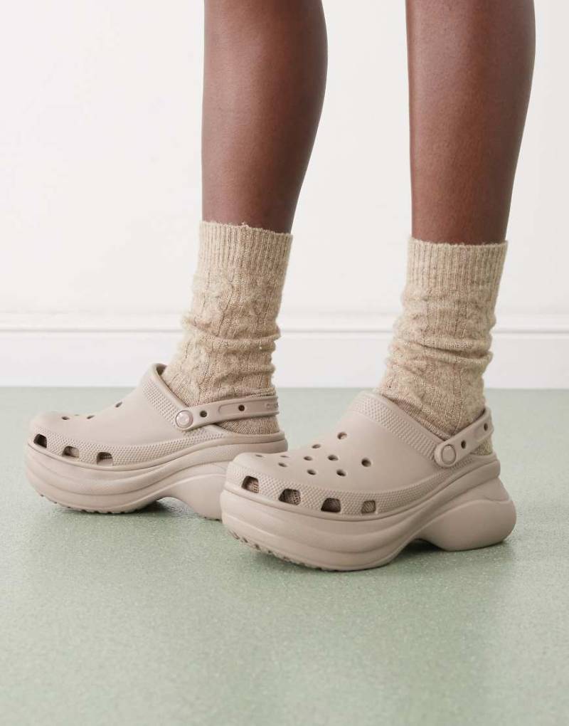 Crocs - Bae - Clogs in Taupe mit Plateausohle-Neutral von Crocs