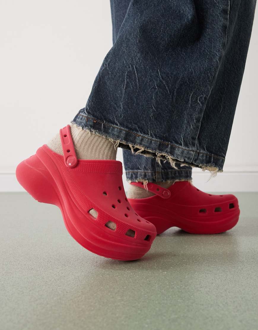 Crocs - Bae - Samt-Clogs in Rosa mit Plateausohle von Crocs