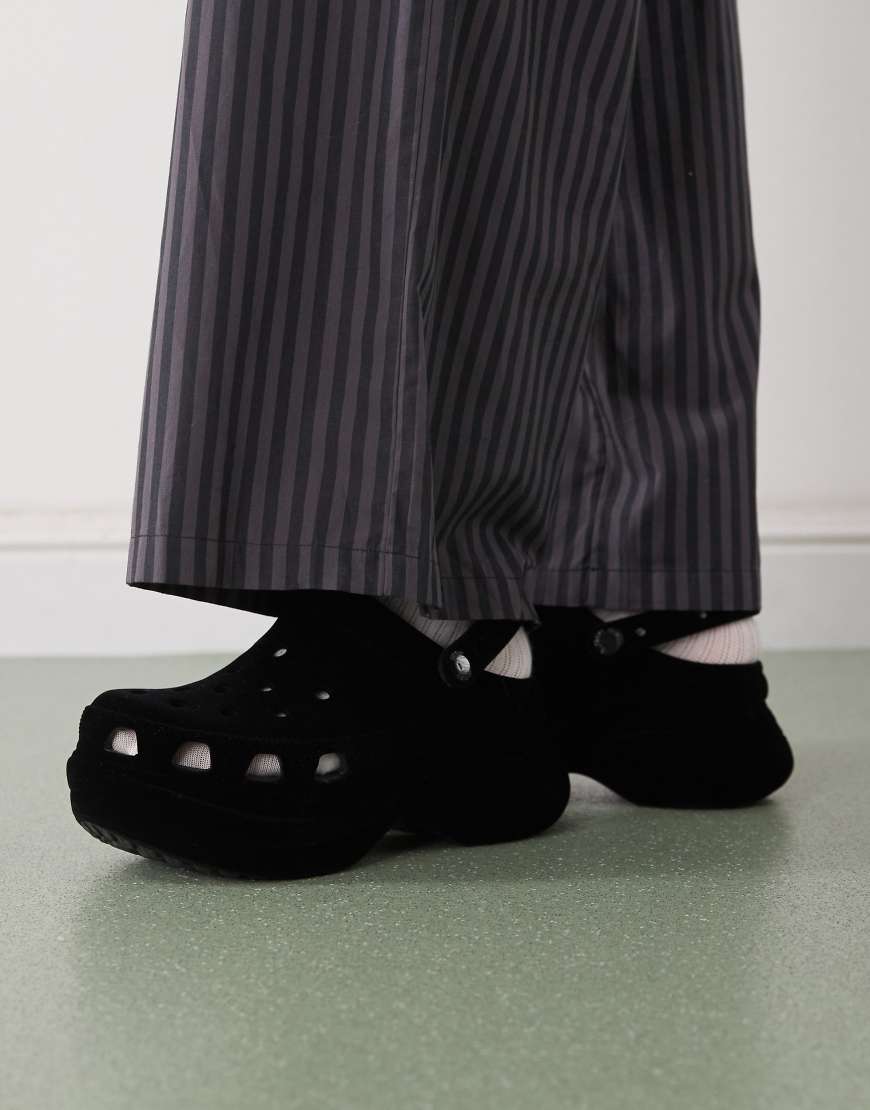 Crocs - Bae - Samt-Clogs in Schwarz mit Plateausohle von Crocs