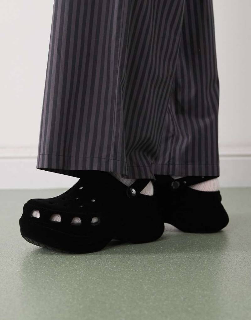Crocs - Bae - Samt-Clogs in Schwarz mit Plateausohle von Crocs