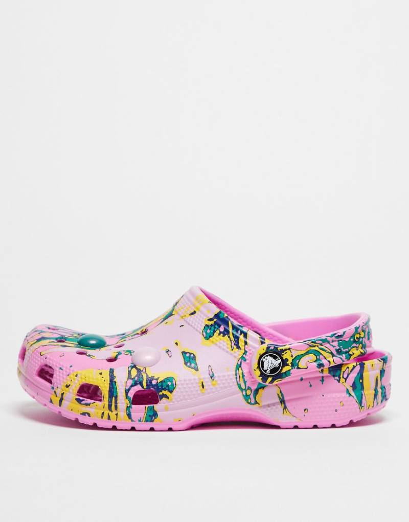 Crocs - Classic Bubble - Marmorierte Clogs in Taft-Rosa-Bunt, exklusiv bei ASOS von Crocs