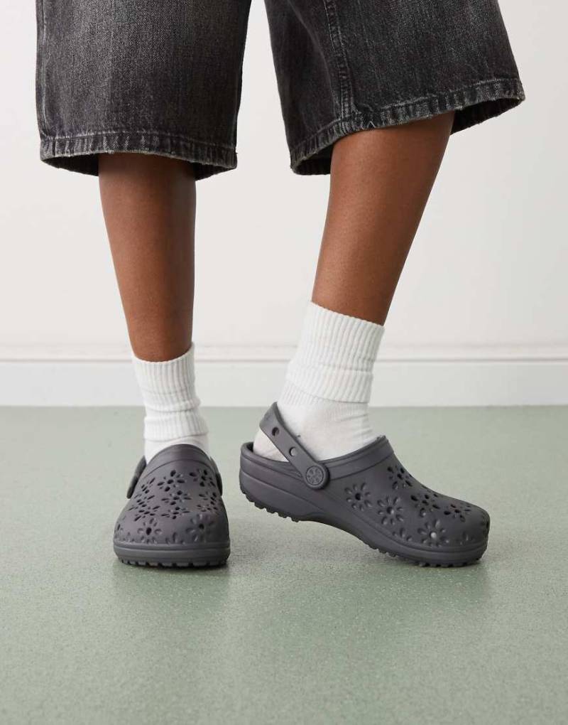 Crocs - Classic - Clogs in Mond-Marineblau mit floralem Lochmuster von Crocs