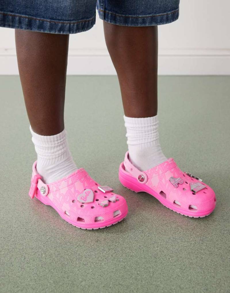 Crocs - Classic - Clogs in Rosa mit Barbie-Design von Crocs