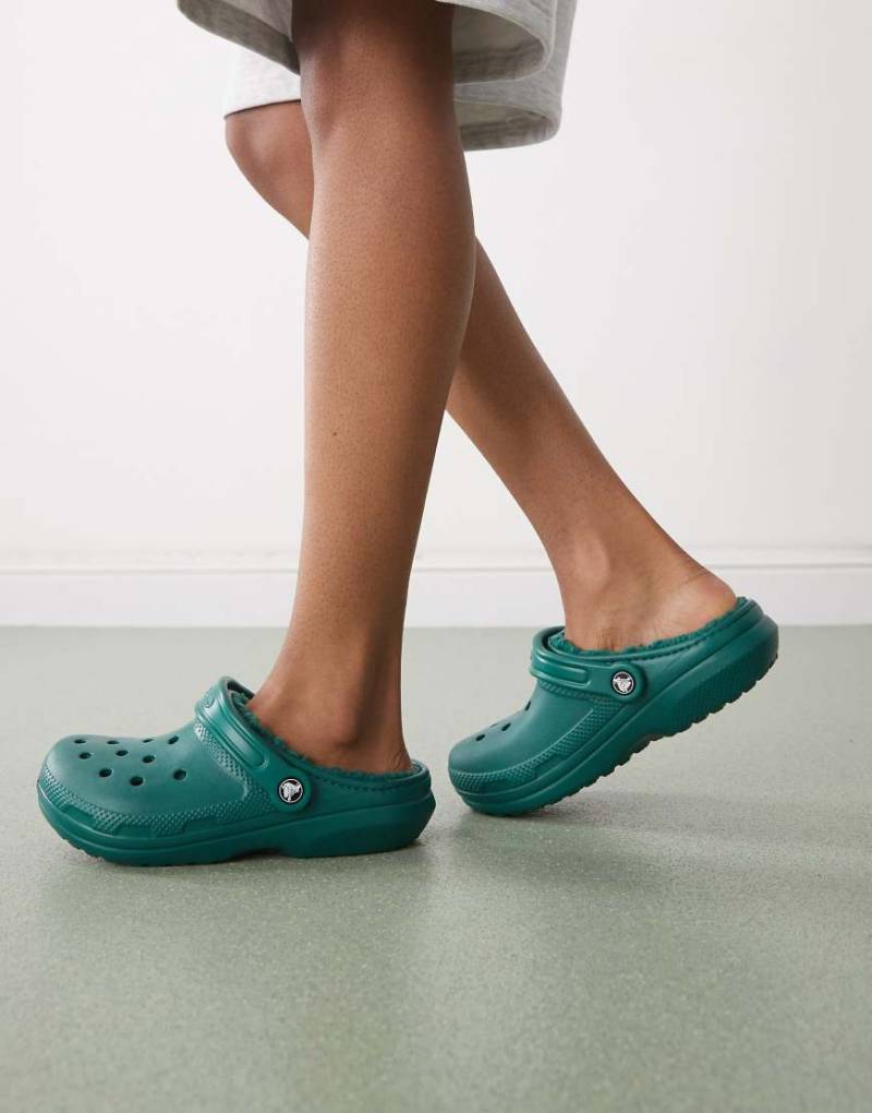 Crocs - Classic - Clogs in dunklem Smaragdgrün mit Fleecefutter, unisex von Crocs
