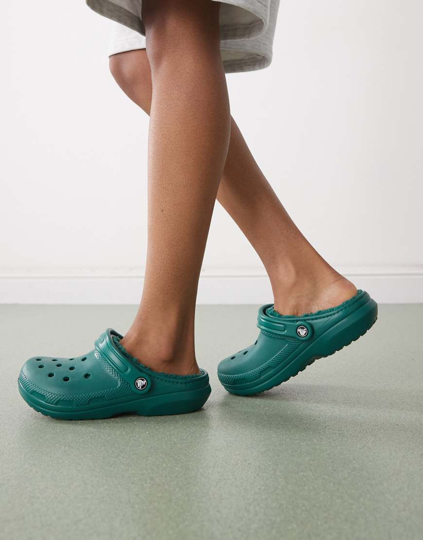 Crocs - Classic - Clogs in dunklem Smaragdgrün mit Fleecefutter, unisex von Crocs