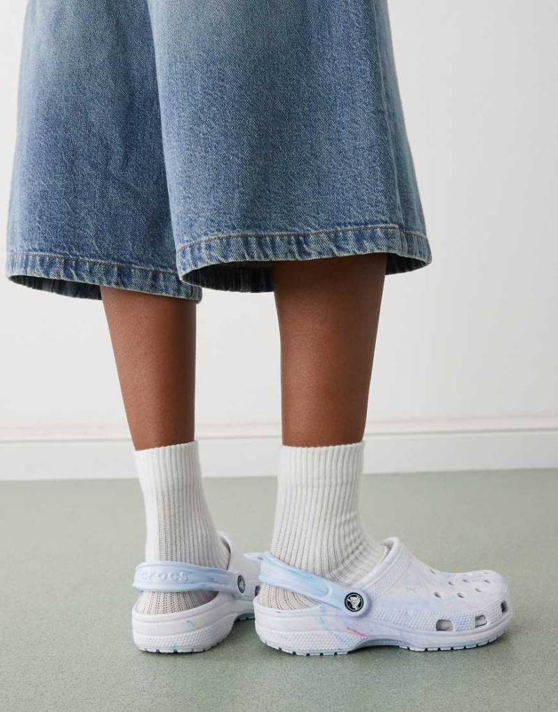 Crocs - Classic - Clogs in marmoriertem Blau von Crocs